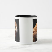 Mug Portrait d'Eagle d'isolement sur le noir (Centre)