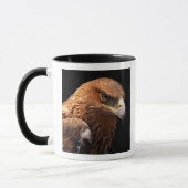 Mug Portrait d'Eagle d'isolement sur le noir (Gauche)