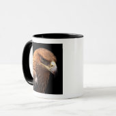 Mug Portrait d'Eagle d'isolement sur le noir (Devant gauche)