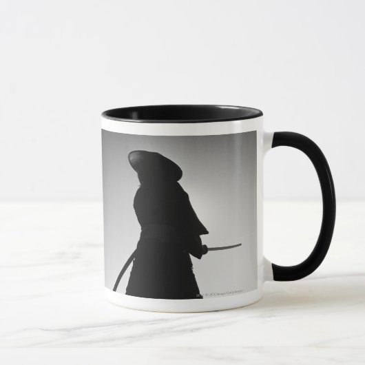Mug Portrait d'un guerrier samouraï tenant une épée (Droite)