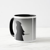 Mug Portrait d'un guerrier samouraï tenant une épée (Devant gauche)