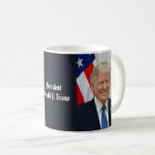 Mug Portrait officiel du président Donald Trump 2017 (Devant droit)