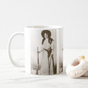 Mug Portrait photo d'une cowgirl tenant un fusil, c191