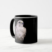 Mug Portrait signé d'un faucon de Saker curieux (Devant gauche)
