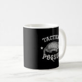 Mug Possum tactique Armadillo Animal Pun Texas (Devant droit)