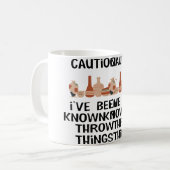 Mug Poterie drôle jeter des choses pour l'artiste en c (Devant gauche)