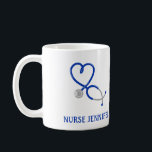 Mug Pour les médecins et les infirmières Stethoscope p<br><div class="desc">Créez un cadeau sucré personnalisé pour votre infirmière ou votre médecin préféré. Cette tasse à café présente une illustration d'un stéthoscope bleu en bleu et est prête à être personnalisée avec votre nom ou autre message.</div>