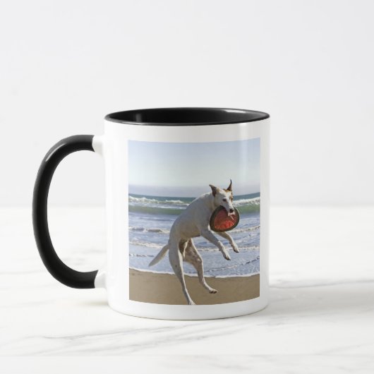 Mug Poursuivez sauter pour attraper un frisbee sur la (Gauche)