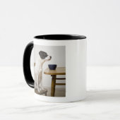 Mug Poursuivez se reposer sur une chaise devant une (Devant gauche)