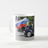 Mug Poutine monte un tricycle ! (Devant gauche)