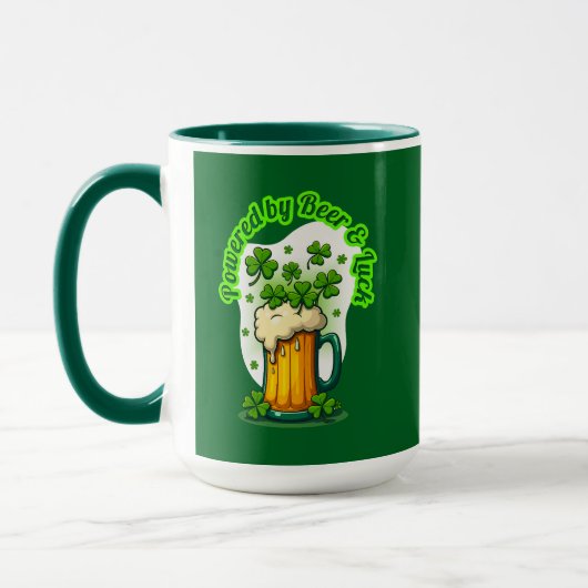 Mug Powered by Beer St Patrick’s Day Shirt – caneca (Gauche)