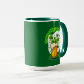 Mug Powered by Beer St Patrick’s Day Shirt – caneca (Devant droit)