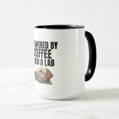Mug Powered by Coffee and a Lab – Yellow Lab – Coffee (Devant droit)