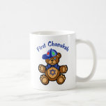 Mug Premier Chanukah du bébé<br><div class="desc">Achetez cet petit ours de nounours mignon avec des dreidels sur son casquette et une étoile juive dans son ventre pour célébrer le premier Chanukah d'un enfant</div>