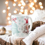 Mug Premier Noël grand-mère cloche bleu flocon de neig<br><div class="desc">Premier Noël comme grand-mère avec des flocons de neige bleu hiver motif,  meilleure grand-mère jamais! Avec ornement de noël forme 2 superposition photo et une forme cloche. Toutes les couleurs sont modifiables.</div>
