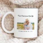 Mug Premier Noël simple comme nouveau grand-père photo<br><div class="desc">N'importe quel nouveau grand-père adorera recevoir cette tasse de café photo personnalisée en cadeau cette saison de vacances. Tout le texte peut être customisé avec n'importe quel libellé de votre choix, y compris le changement de "Grand-père" en "Papa" ou "Grand-père" ou n'importe quel nom de votre choix. Ajoutez une photo...</div>