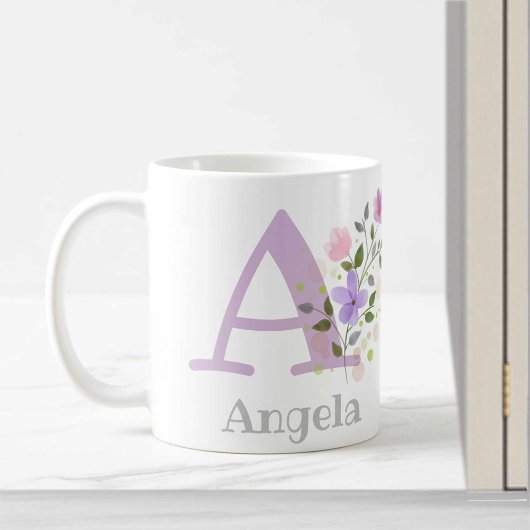 Mug Première initiale plus le nom Angela avec des fleu