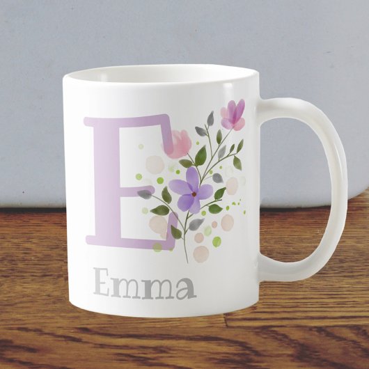Mug Première initiale plus le nom Emma avec des fleurs
