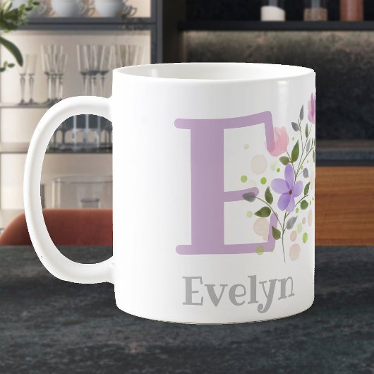 Mug Première initiale plus le nom Evelyn avec des fleu