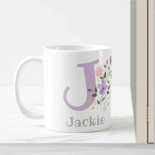 Mug Première initiale plus le nom Jackie avec des fleu