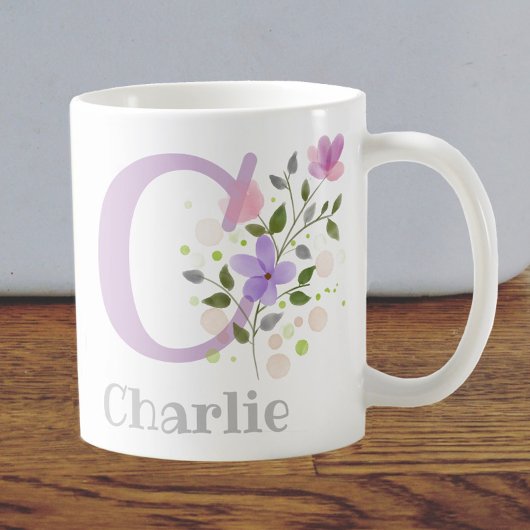 Mug Première initiale plus nom Charlie avec des fleurs