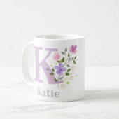 Mug Première initiale plus nom Katie avec des fleurs (Devant gauche)