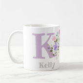 Mug Première initiale plus nom Kelly avec des fleurs (Gauche)