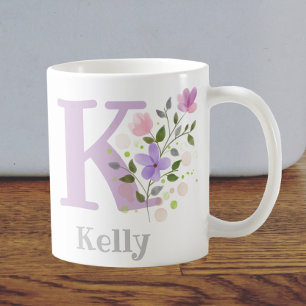 Mug Première initiale plus nom Kelly avec des fleurs