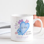 Mug Prend une citation de grand coeur Doodle Lilac Per<br><div class="desc">Mug personnalisé pour votre professeur préféré ! Cette jolie aquarelle design a un grand coeur avec des fleurs de doodle pop art dans les tons bleu lilas et rose. La citation de l'enseignant dit : "Il faut un grand coeur pour former les petits esprits" et vous pouvez ajouter le nom...</div>