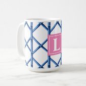 Mug Preppy Blue Trellis Bamboo Motif Monogramme (Devant gauche)