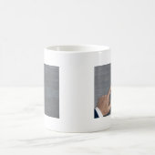 Mug Présentation manuelle du concept sur le modèle d'e (Centre)