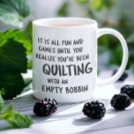 Mug Problèmes de courtepointe amusants Citation pour l<br><div class="desc">Citation drôle que toutes les courtepointes peuvent se rapporter à environ quilting avec une bobbin vide et ne pas le réaliser avant qu'il soit trop tard.</div>