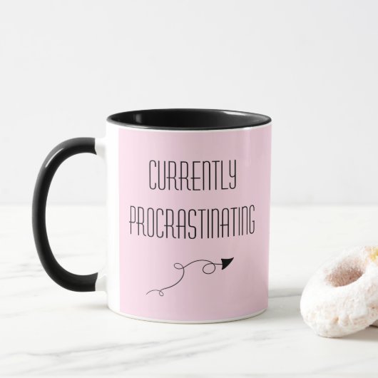 Mug Procrastinant actuellement avec la flèche drôle Mu (Avec donut)