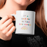 Mug Professeur Bonne Journée Minuscules Humains Modern<br><div class="desc">Fun Teacher mug lecture C'EST UNE BONNE JOURNÉE D'ENSEIGNER LES PETITS HUMAINS dans une aquarelle arc-en-ciel design. Un cadeau d'appréciation pour les enseignants de l'école primaire moderne et brillant!</div>