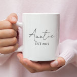 Mug Promu à la tante EST 2025 | Nouvelle tante<br><div class="desc">Surprenez la tante à venir dans votre vie avec cette élégante tasse à café "Promoted to Auntie EST 2025". Un cadeau parfait pour célébrer le nouveau rôle spécial d’une tante pour la première fois! La conception de scripts minimaux ajoute une touche moderne et chaleureuse, idéale pour les annonces de grossesse,...</div>