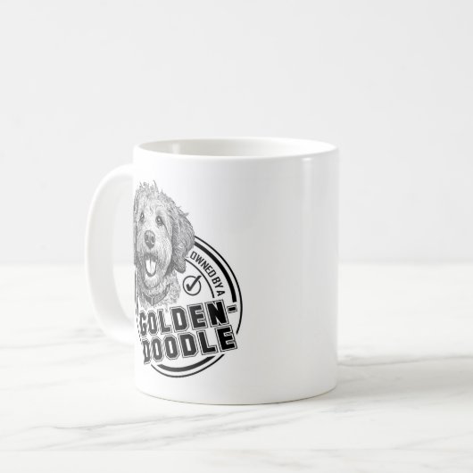 Mug Propriété d'un Goldendoodle (Devant gauche)