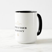 Mug PROTECT YOUR FREQUENCY – Minimal Gold Wave Energy (Devant droit)
