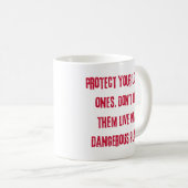 Mug Protégez vos proches. Ne les laissez pas vivre dan (Devant droit)