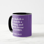 Mug Proverbes de Christian Femme 18:22 KJV Monogramme (Devant gauche)