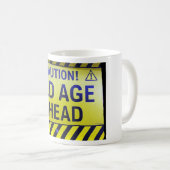 MUG "PRUDENCE VIEILLE ÂGE À L'AVENIR" SUR LA COLLINE M (Devant droit)