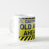 MUG "PRUDENCE VIEILLE ÂGE À L'AVENIR" SUR LA COLLINE M (Devant gauche)