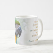 Mug Psaume Macaw bleu et jaune 145:9 KJV (Devant droit)