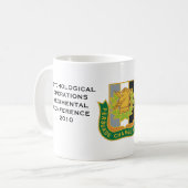 Mug Psyop régimentaire, un n'a pas besoin de détruire (Devant gauche)