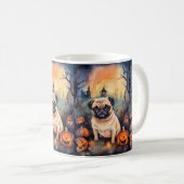 Mug Pug d'Halloween avec citrouilles effrayant (Devant droit)