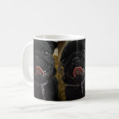 Mug pug noir qui lèche (Devant gauche)