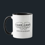 Mug Punk Rock Tattoo Mains True Love 16th Anniversary<br><div class="desc">Ajoutez vos noms pour créer un cadeau d'anniversaire personnalisé. Ce sac fourre-tout présente un graphique simple en noir avec deux poings avec "TRUE LOVE" épelé en lettres de tatouage sur les doigts avec vos noms (ou autre texte) ci-dessous en police de style machine à écrire. Comme le seizième anniversaire est...</div>
