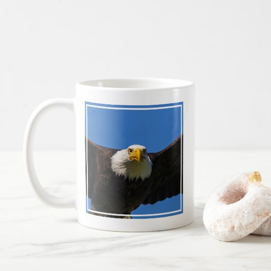 Mug Pygargue à tête blanche en vol rapproché (Avec donut)