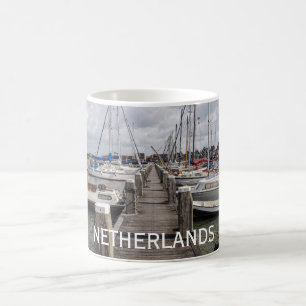 Mug Quai avec bateaux et yachts à Marken Pays-Bas