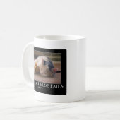 Mug Quand tout le d'autre échoue - étreignez (Devant gauche)