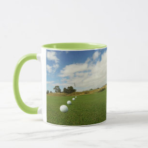 Mug Quatre Billes De Golf Érigées Devant Le Drapeau,